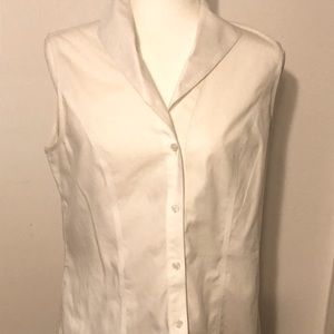 Collared sleeveless blouse.